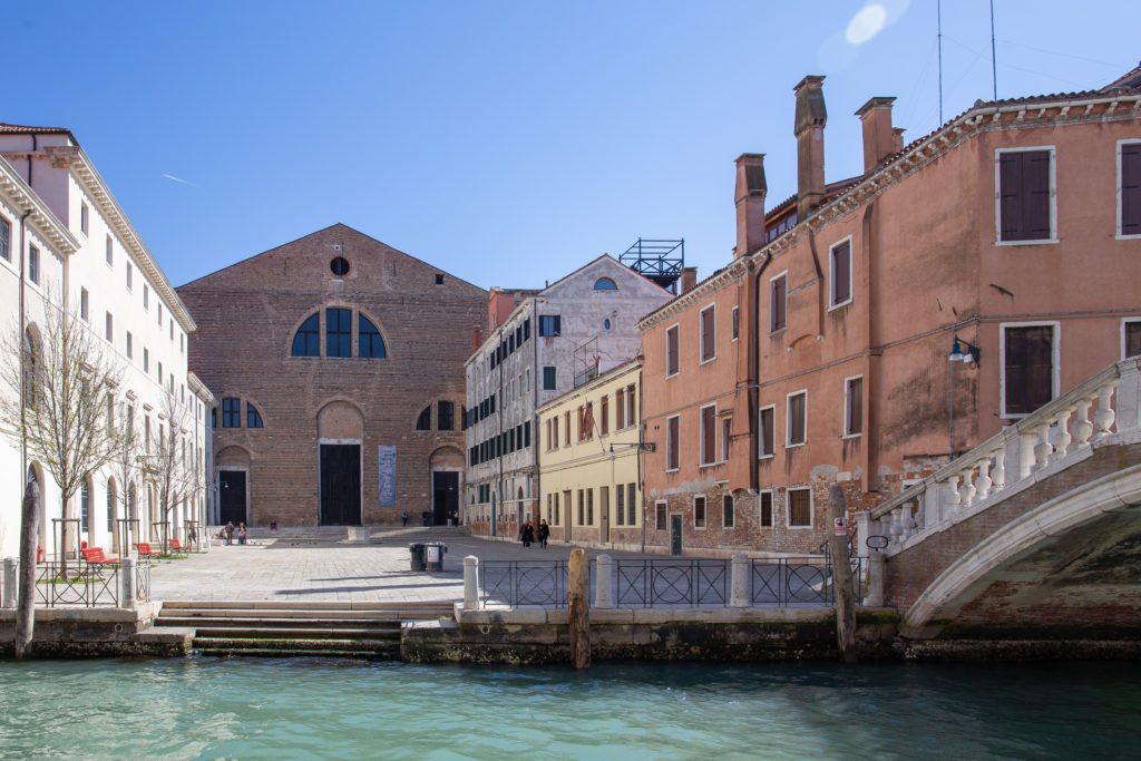 Día Mundial de las Turberas . Chiesa di san lorenzo vista desde los canales de Venecia. derechos de autor Enrico Fiorense.