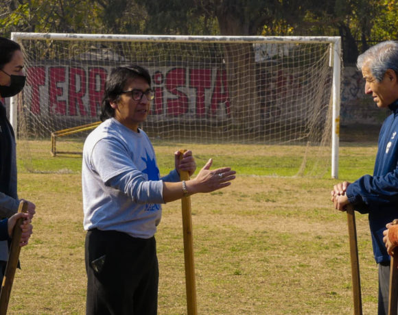   Palin. Profesor Lautaro Cayupán Cayupange instruyendo a deportistas, y a presidente del colegio de profesores.
