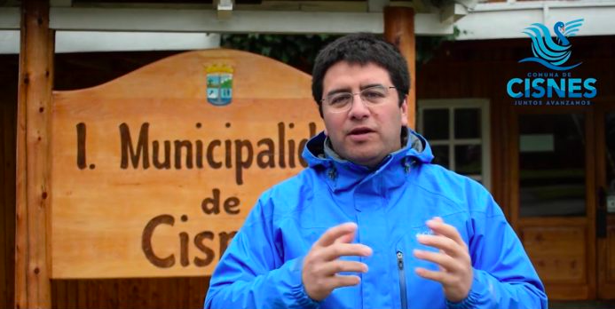 Contraloría Regional. Fotografia de Francisco Roncagliolo frente a la municipalidad de Cisne.