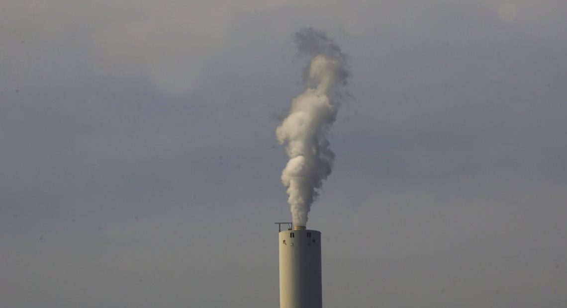 Quintero y Puchuncaví. Imagen de tuberia de planta soltando contaminación al aire. imagen utilizada bajo creative commons.