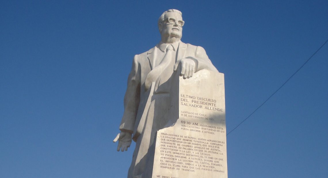 Monumento Salvador allende. Monumento al Presidente Salvador Allende, imagen recortada del monumento. Imagen conseguida por creative commons.