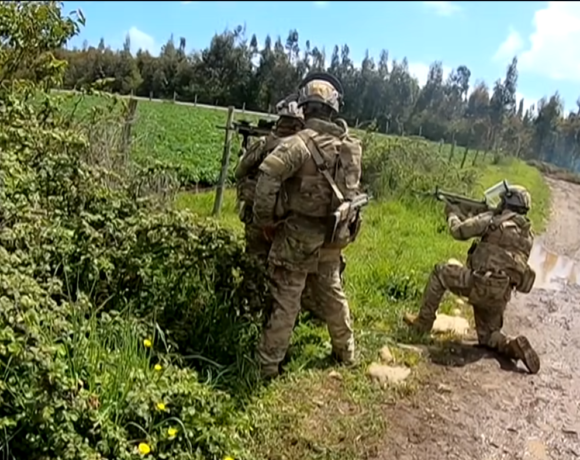 Muerte de Yordan Llempi. Screenshot de video de muerte de Yordan Llempi, se ve a un grupo de militares disparando. Screenshot tomado por periodista de El Clarín.