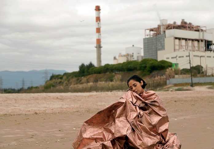 Ventanas-Quinteros. Imagen de una mujer sentada con una manta de cobr. fotografia de Jose Antonio Luer