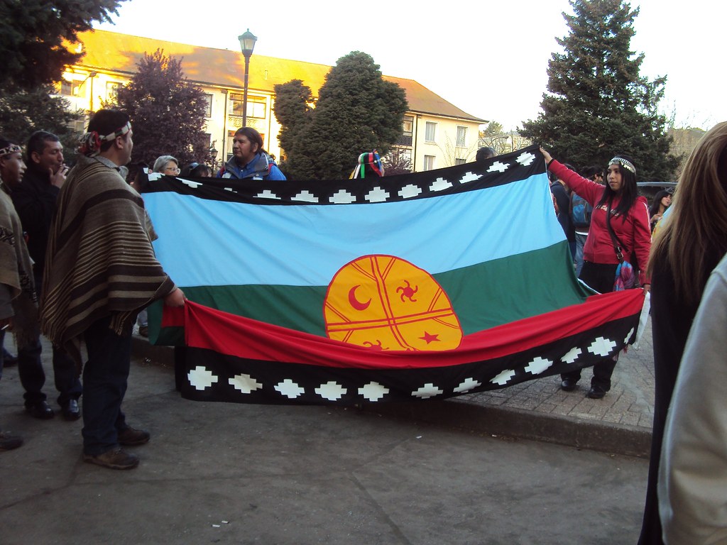 Huelga de hambre líquida. comuneros mapuches con bandera mapuche.