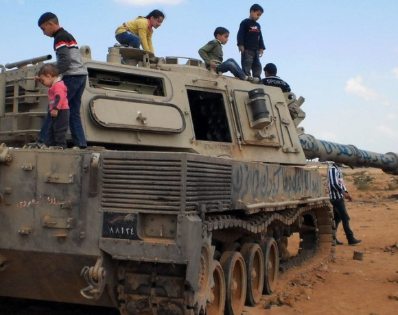 UNMAS/Maximilian Dyck Un tanque de guerra destruido en Bengazi, Libia ahora es utilizado por niños para jugar.