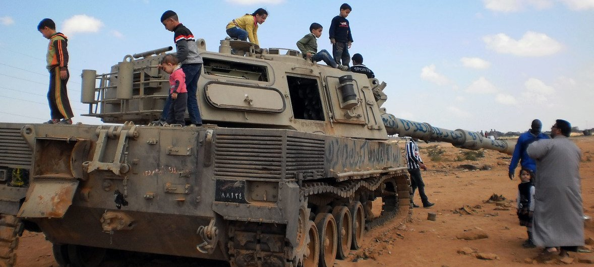 UNMAS/Maximilian Dyck Un tanque de guerra destruido en Bengazi, Libia ahora es utilizado por niños para jugar.