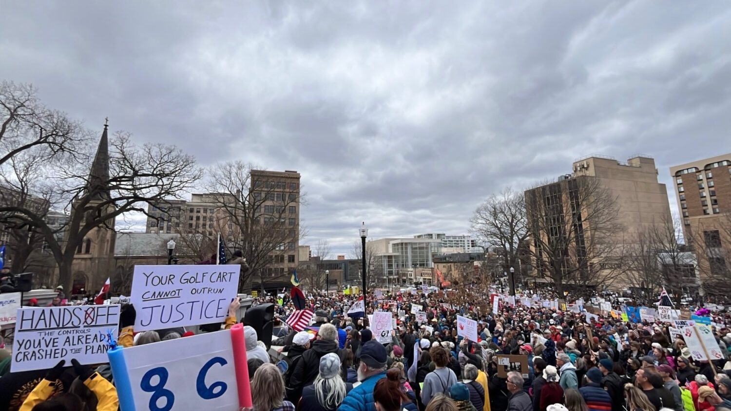 Masivas protestas en Estados Unidos contra la agenda de Trump y su ...