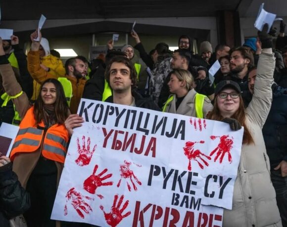Estudiantes de Serbia realizan marchas, protestas y bloqueos viales ante el deceso de 15 personas por el derrumbe de un dosel de concreto. Crédito: AFP