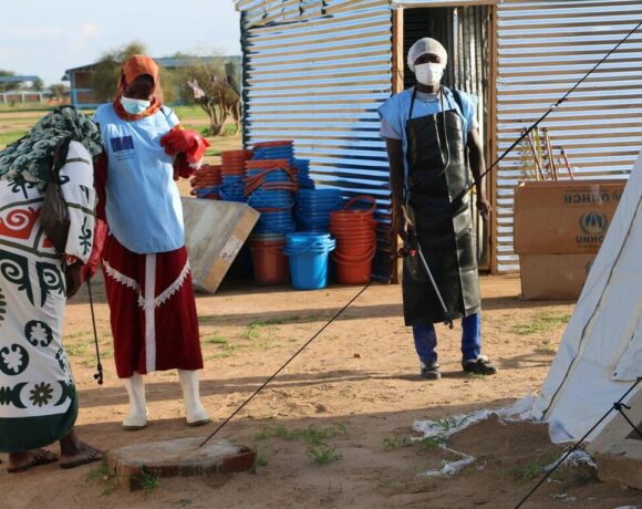 El personal sanitario del asentamiento de refugiados de Dougui, en el este de Chad, desinfecta las instalaciones y los kits de lavado de manos para limitar la cadena de contagio del cólera. © ACNUR/Bockarie Kallon