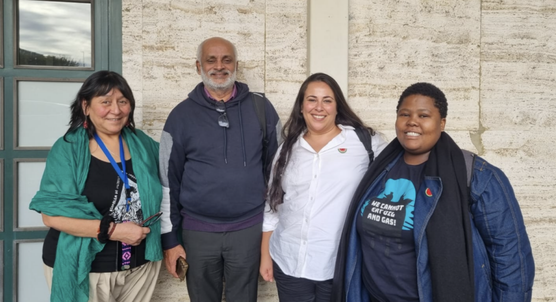 Sibongokuhle Gumede, coordinadora de proyectos de Masifundise Sudáfrica; Marcela Ramos, integrante de la Asamblea de Mujeres Insulares por las Aguas de Chiloé, miembro de NAFSO y secretaria general del Foro Mundial de Pueblos Pescadores (WFFP); Herman Kumara, secretario general del WFFP, representante del Comité Internacional de Nyéléni y dirigente del National Fisheries Solidarity Movement de Sri Lanka; y Carmen Mannarino, directora de Masifundise Sudáfrica. Los cuatro participaron en Naciones Unidas, en Ginebra, en el marco de la campaña internacional por un tratado vinculante sobre empresas transnacionales y derechos humanos.