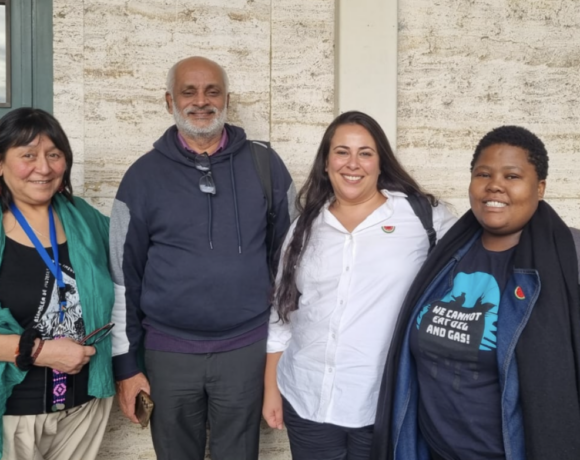 Sibongokuhle Gumede, coordinadora de proyectos de Masifundise Sudáfrica; Marcela Ramos, integrante de la Asamblea de Mujeres Insulares por las Aguas de Chiloé, Herman Kumara, secretario general del WFFP, representante del Comité Internacional de Nyéléni y dirigente del National Fisheries Solidarity Movement de Sri Lanka; y Carmen Mannarino, directora de Masifundise Sudáfrica. Los cuatro participaron en Naciones Unidas, en Ginebra, en el marco de la campaña internacional por un tratado vinculante sobre empresas transnacionales y derechos humanos.